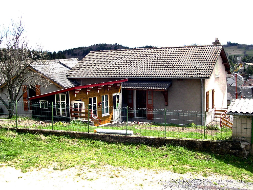 Maison de village Le Mazet St Voy 2 appartements. Centre village. Proximité immédiate commerces.